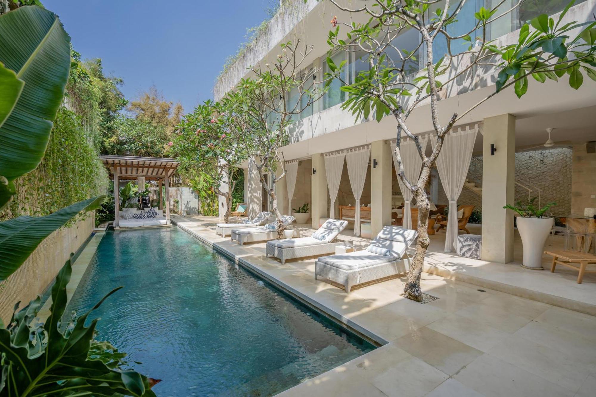 Bali Luxe Beachfront Rooftop Sunsets Villa *