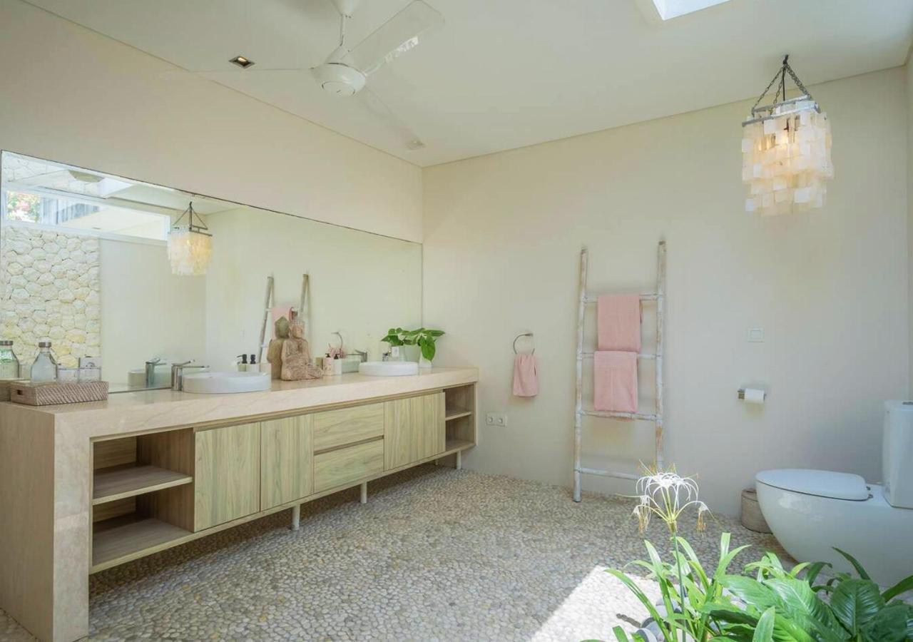 Bali Luxe Villa Beachfront Rooftop Sunsets Canggu (Bali)